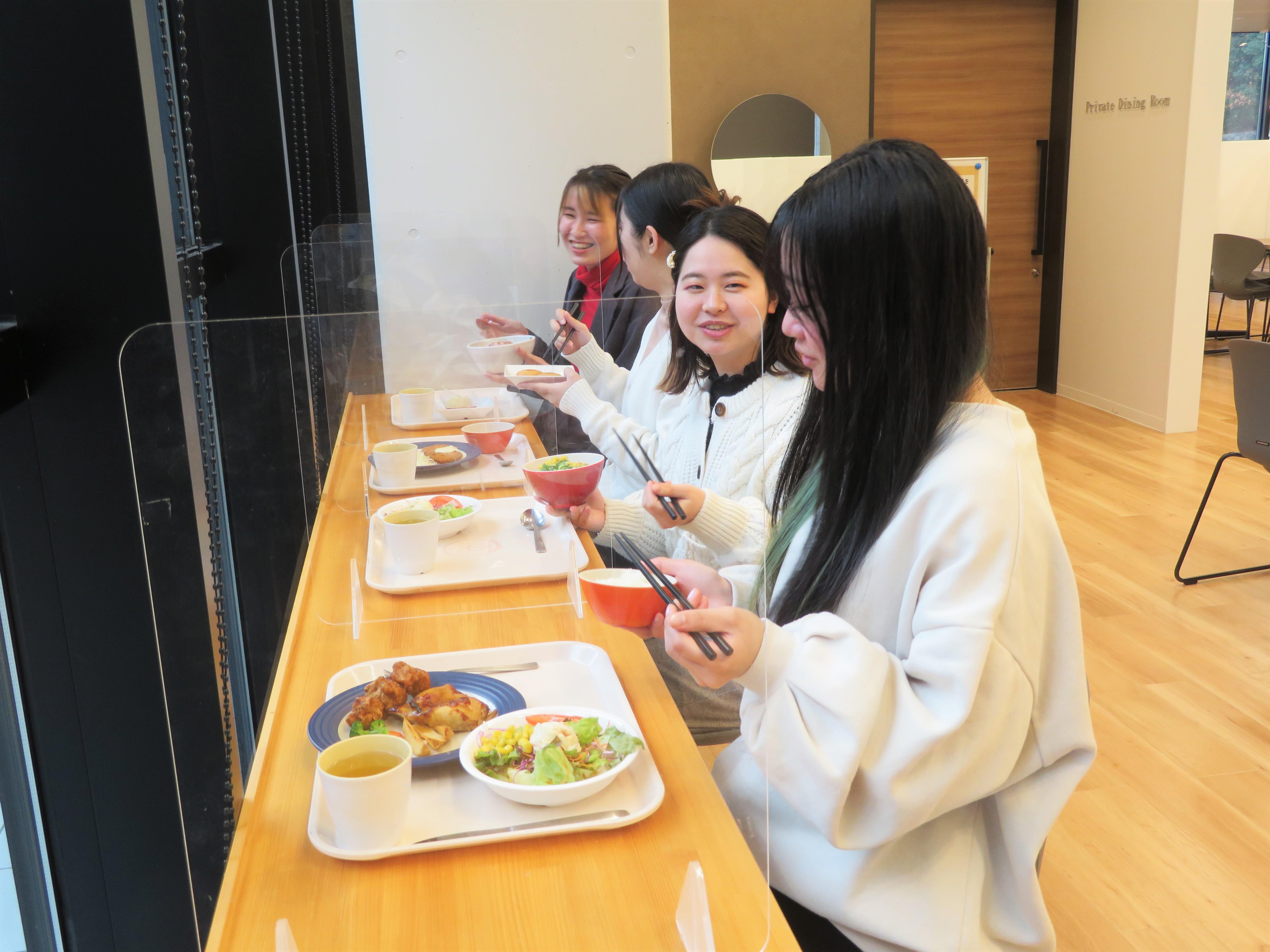 食事の様子の写真