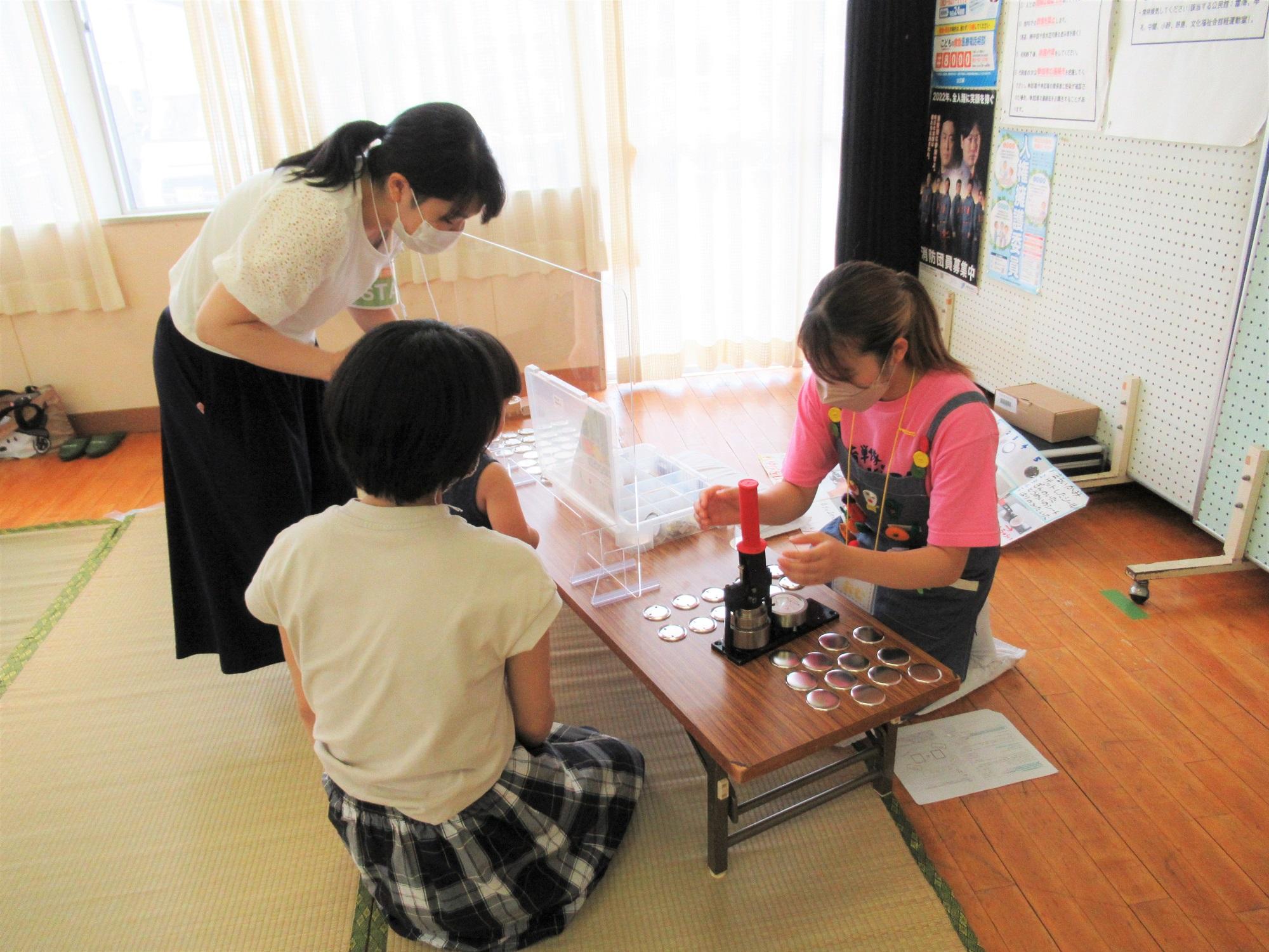 缶バッジづくりの写真