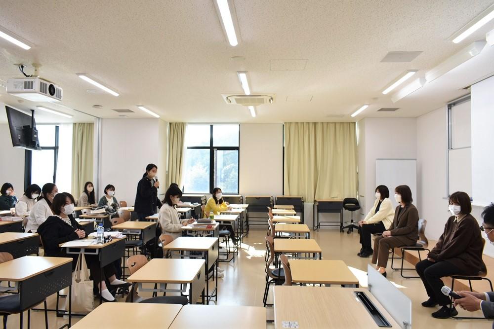 学生が質問をする写真