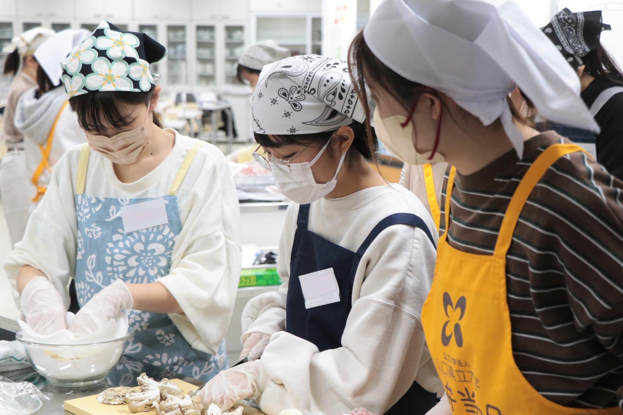 調理する様子の写真1