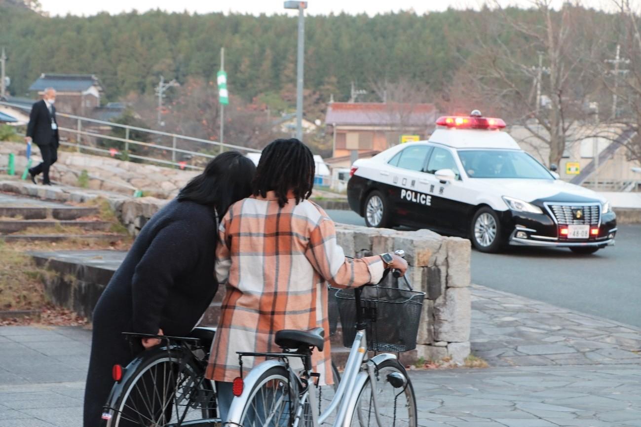 警察官が到着する写真