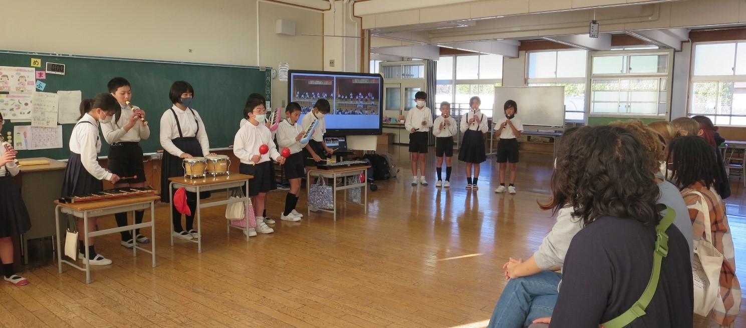 子供たちが演奏する写真