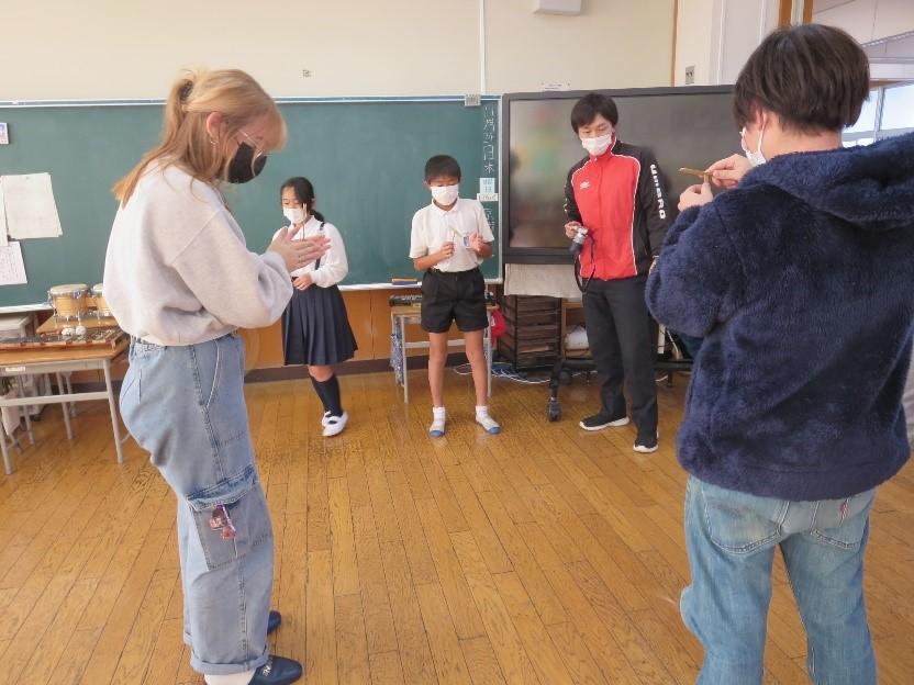 留学生が昔遊びをする写真1