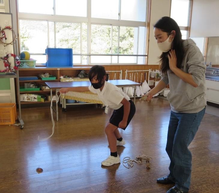 留学生が昔遊びをする写真4