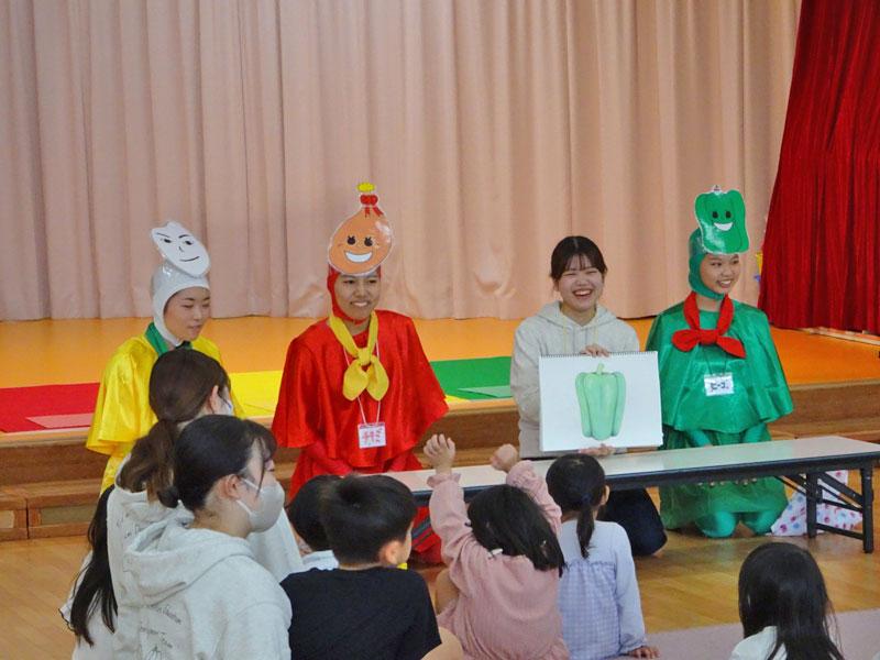 「このたべものなあに？」に取り組む野田学園幼稚園の子供たち1