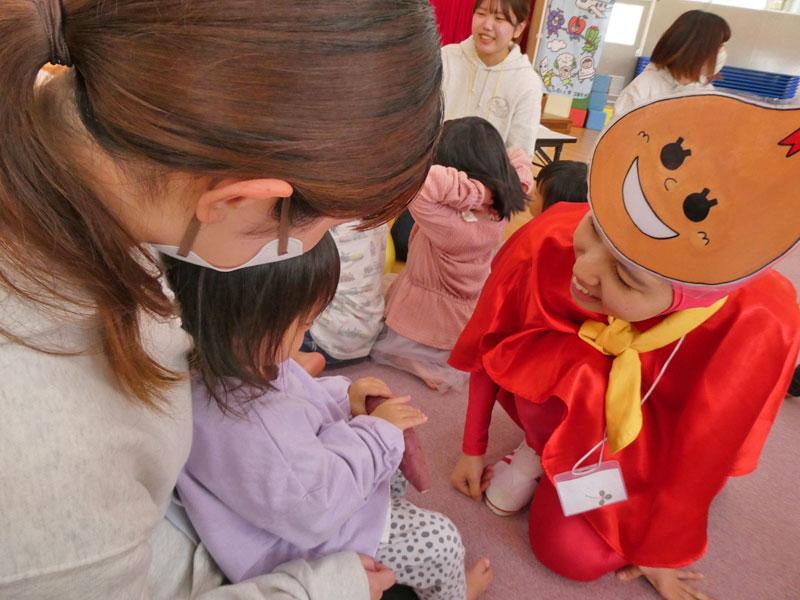 「このたべものなあに？」に取り組む野田学園幼稚園の子供たち2