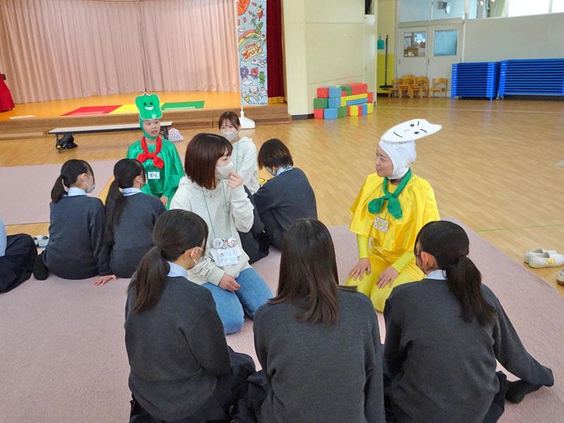 見学する野田学園高等学校の高校生たち