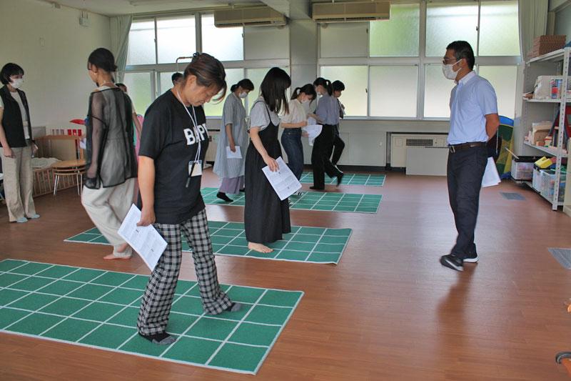 「運動による認知症予防」について講義する社会福祉学部 角田憲治准教授と受講者の方々