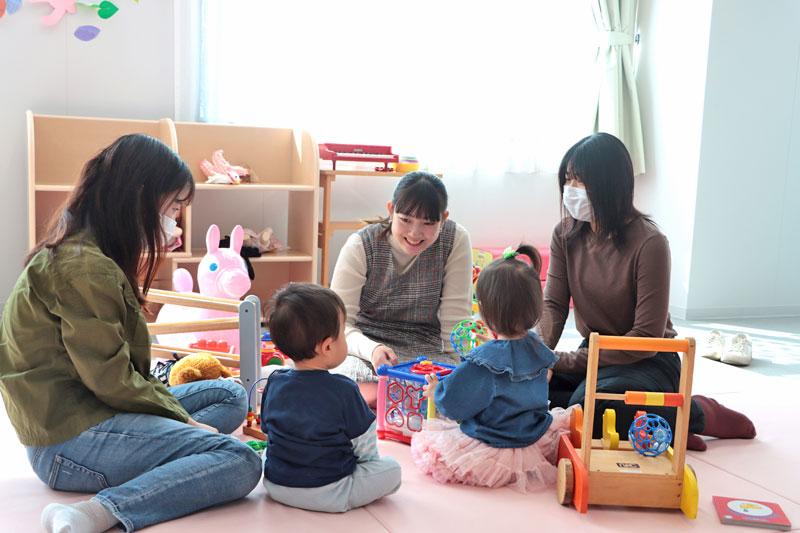 ママかんフリーカフェ 県大の学生と参加者のお子さんたち