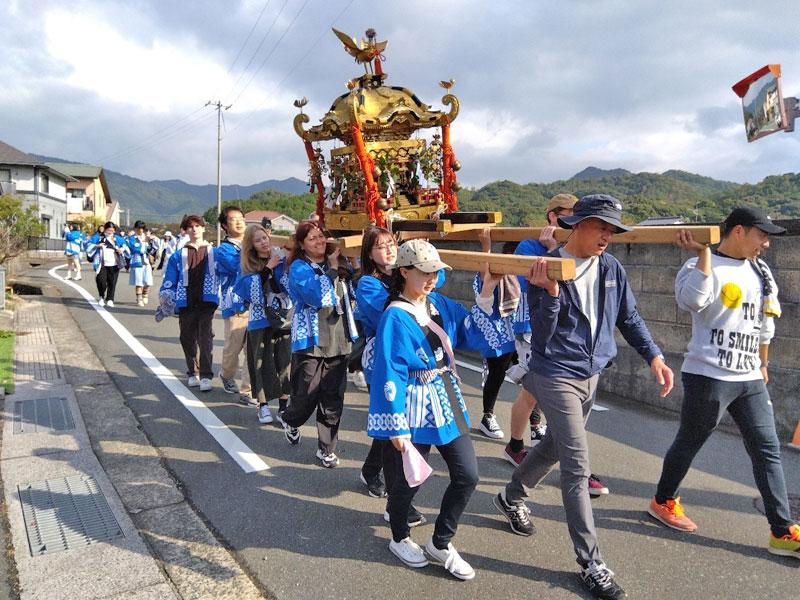 御神輿をらお運びする 山口県立大学の留学生