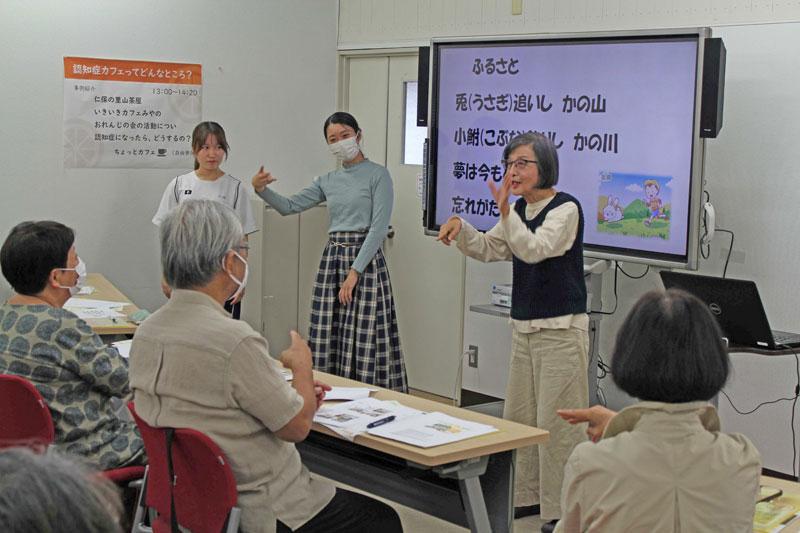 手話の講師と山口県立大学 学生による「ふるさと」の実演