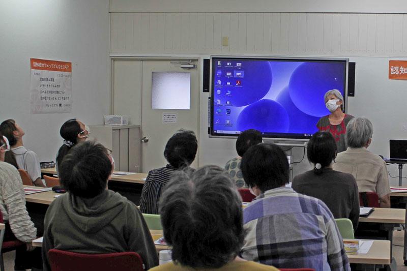 おれんじの会（桜の森）メンバーによる首や手足の運動の紹介