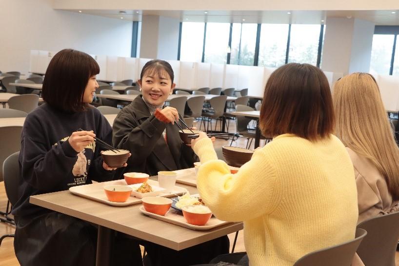 「ぶちうまい！ちゃるとん汁」を食べる学生のみなさん