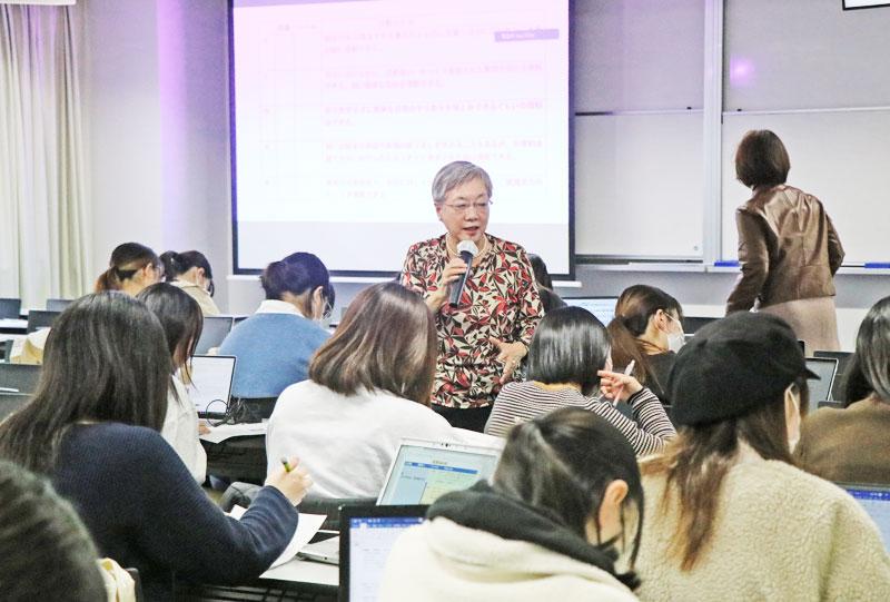 嶋田和子先生と国際文化学部2年の学生たち