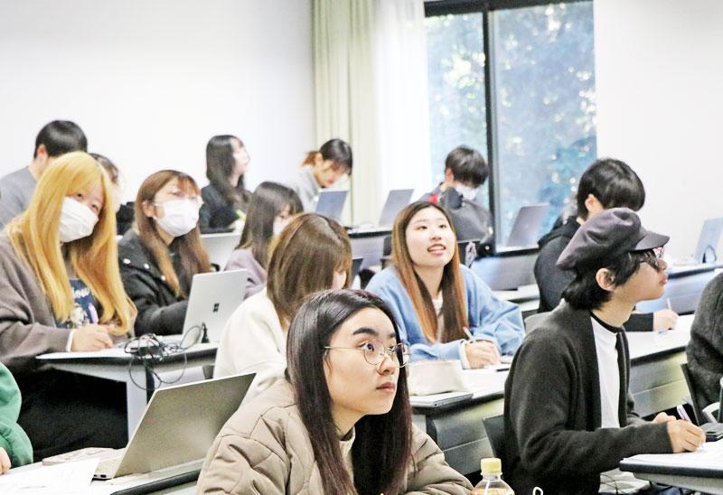 ラップ動画「やさしい せかい」を観る学生たち