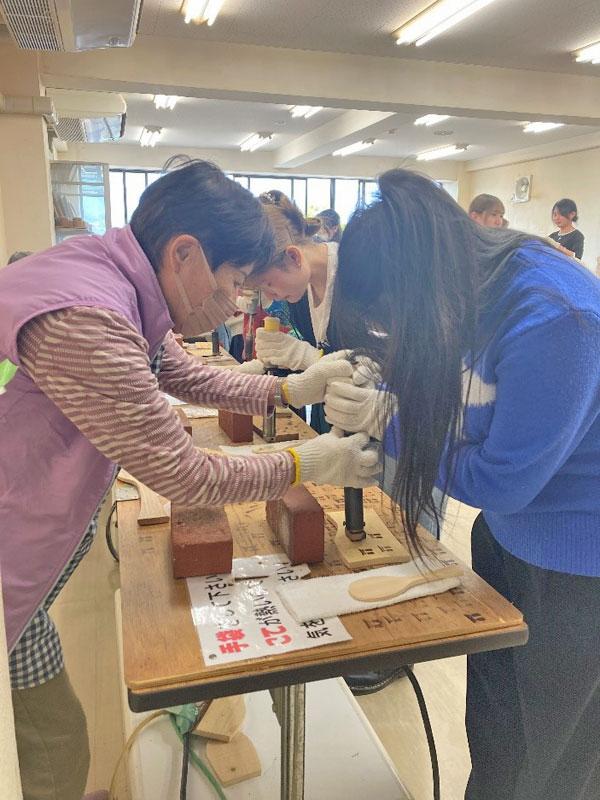 宮島伝統産業会館にて杓子作りを行う参加者2