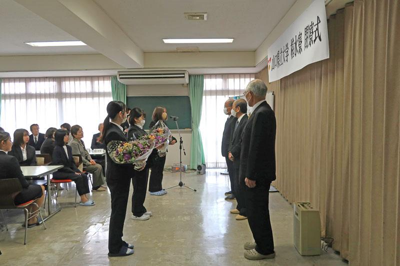 寮生から舎監の方々へ花束を贈呈