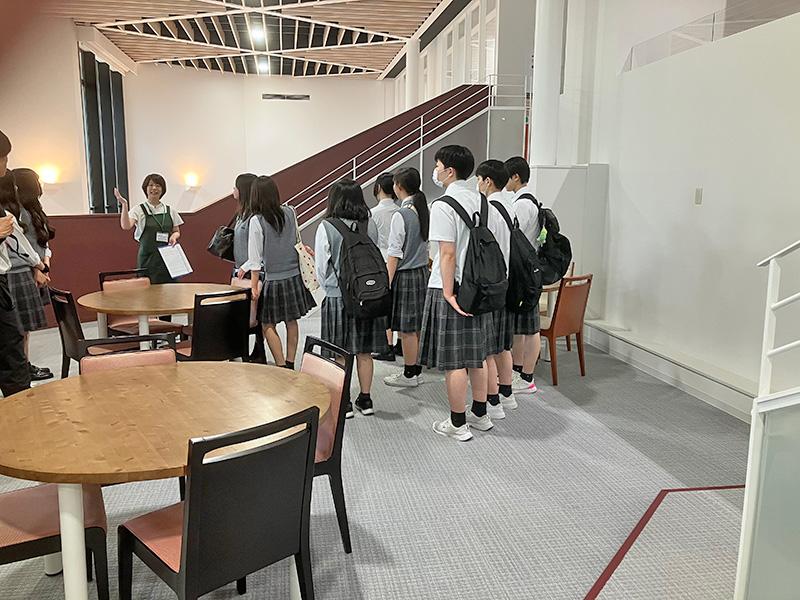 誠英高校図書館見学
