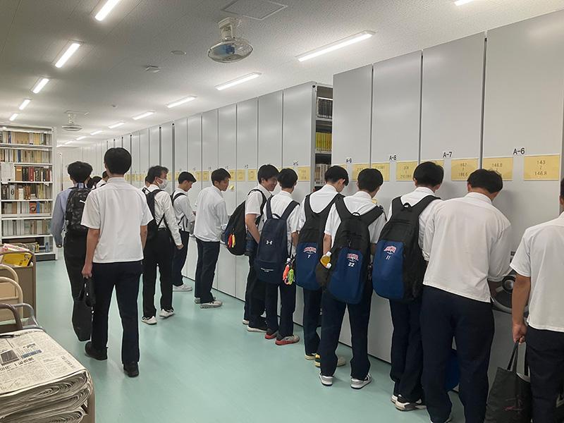 誠英高校図書館見学2
