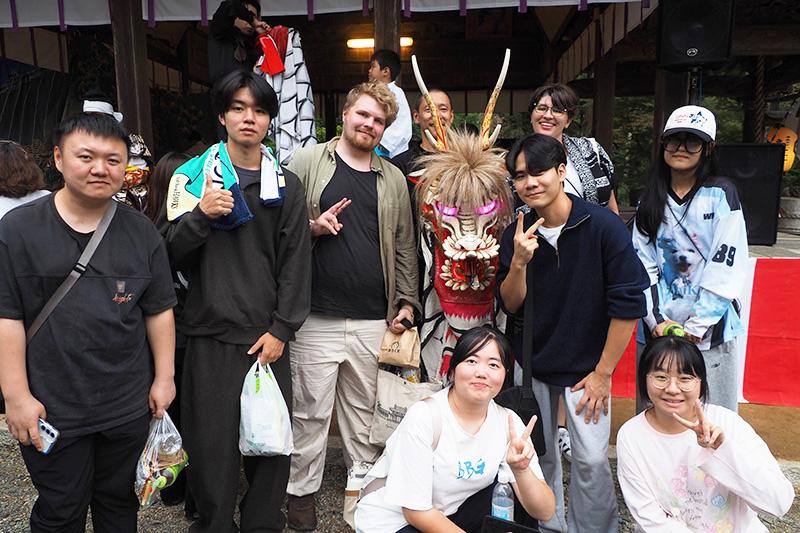 祭りの賑わいと伝統芸能の鑑賞2