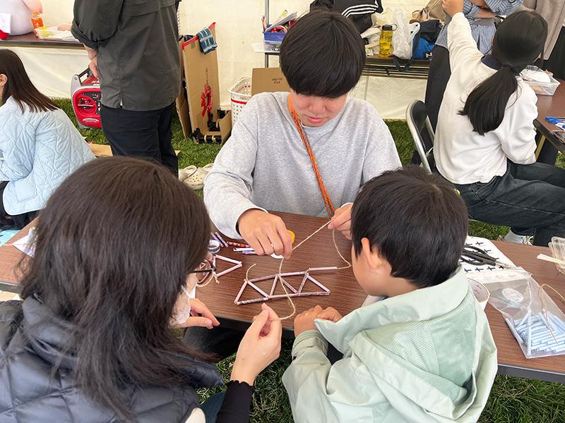 世界のゲームとクイズで大盛況の大学ブース1