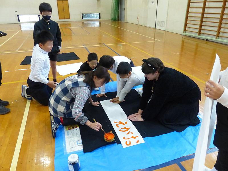 筆と墨で書く「国際交流に必要な言葉」1