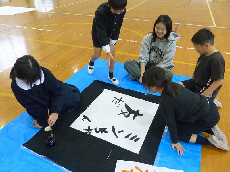 筆と墨で書く「国際交流に必要な言葉」2