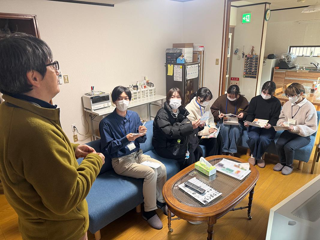 グループホームの共有スペースにて