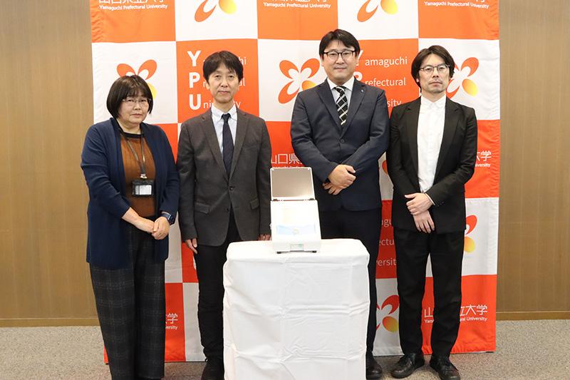 看護学科へ寄付の様子1