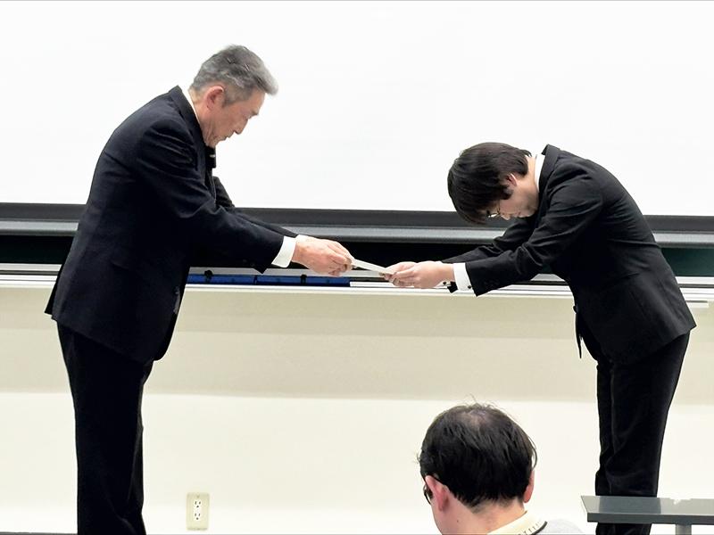 図書館研究奨励賞受賞の様子1