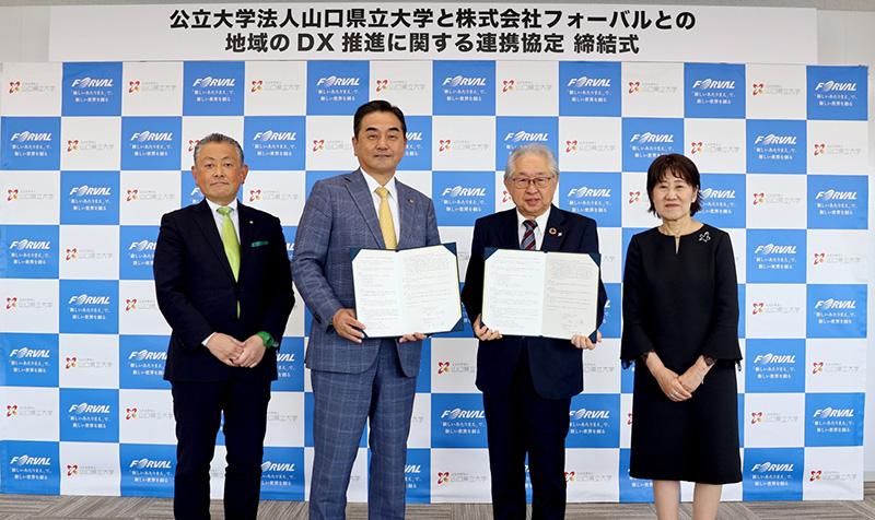 調印式での写真