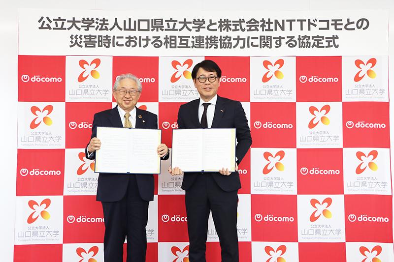 調印式での写真