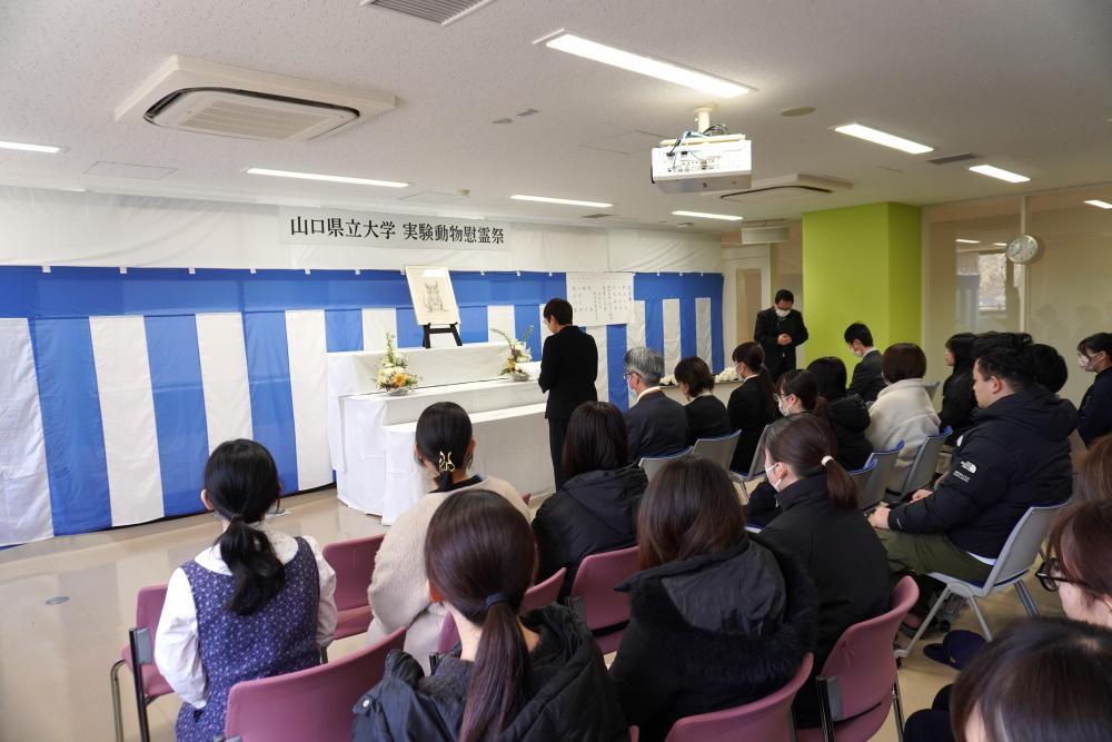 令和5年度 山口県立大学実験動物慰霊祭 動物実験委員会委員長慰霊の言葉の様子