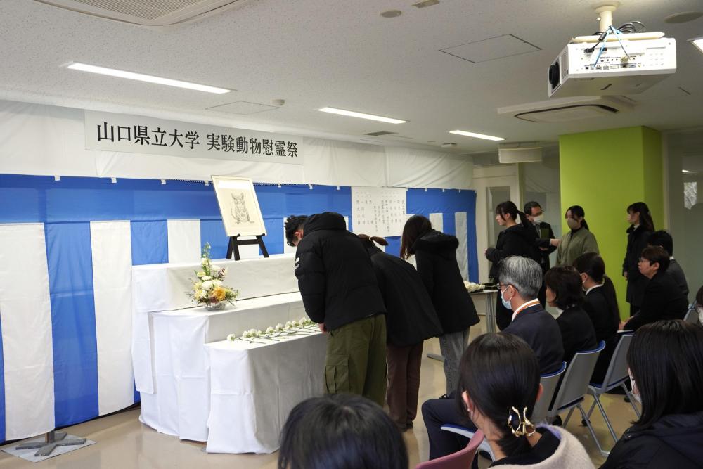 令和5年度 山口県立大学実験動物慰霊祭 献花の様子1