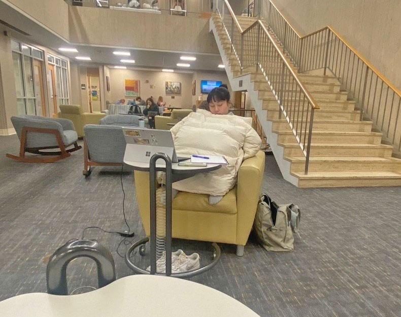図書館のソファーで寝てしまった諫早さん