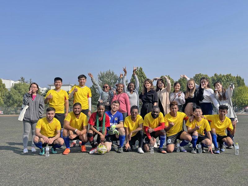 曲阜師範大学内のサッカーの試合）