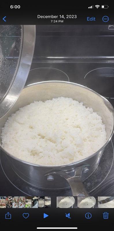 鍋で米を炊いている様子