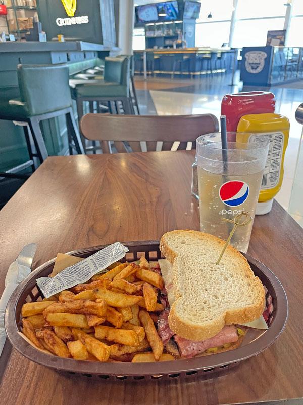 カナダ最後のご飯スモークミートサンドイッチ