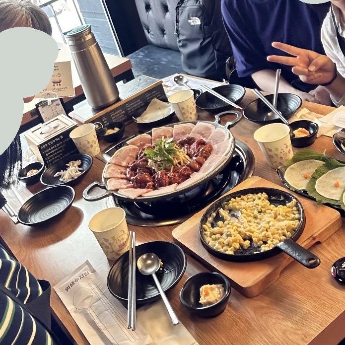 私のおすすめのチュクミサムギョプサルや、カルグクスを家族で食べました。