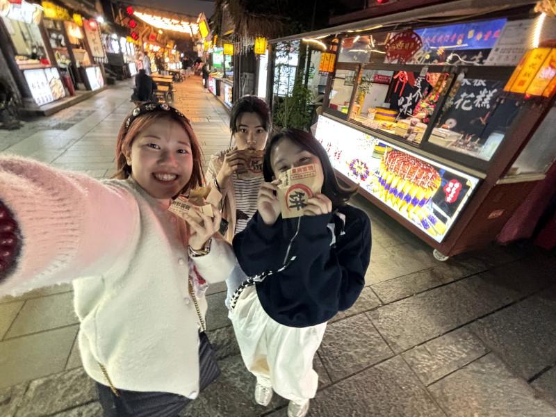 中国人の友人と夜市に行った写真