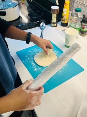 ネパールの子が料理中