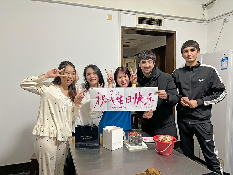寮での誕生日会