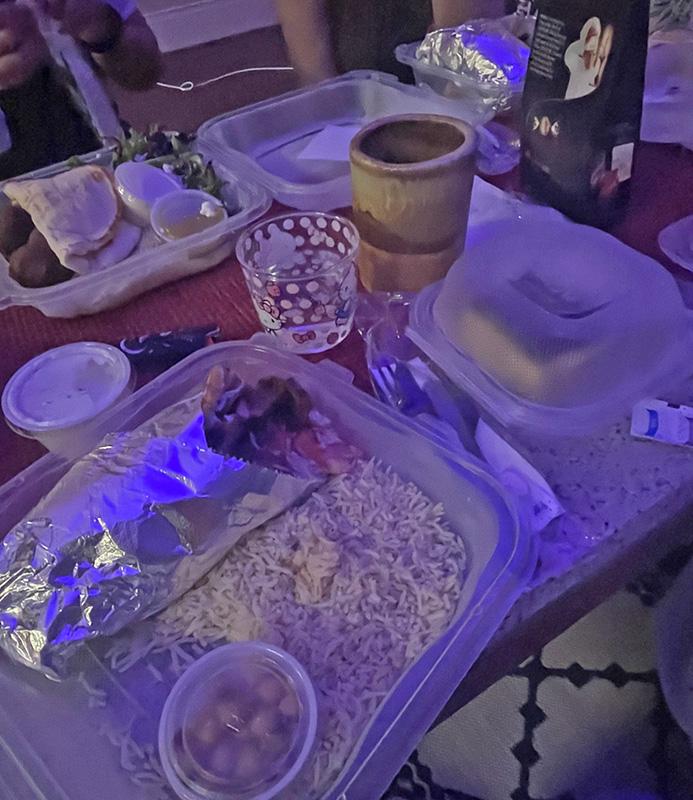 友人の寮でギリシャフードを注文して食べながら、トランプで遊び、深夜までみんなでお話をしていました。