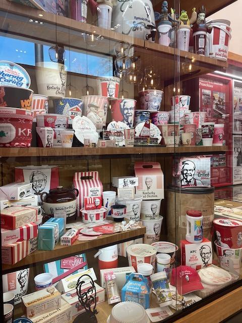 様々なKFCのグッズや展示品2