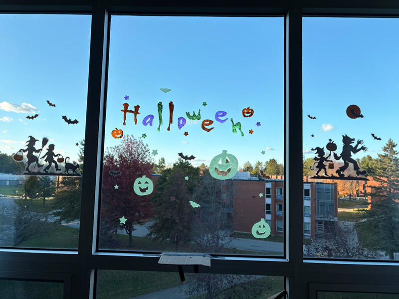 部屋の窓に飾り付け