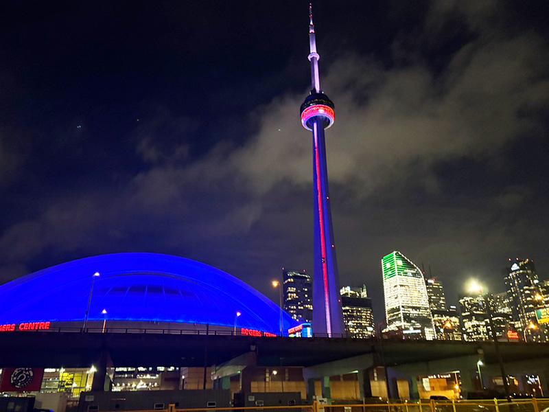 CNタワーとロジャース・センター