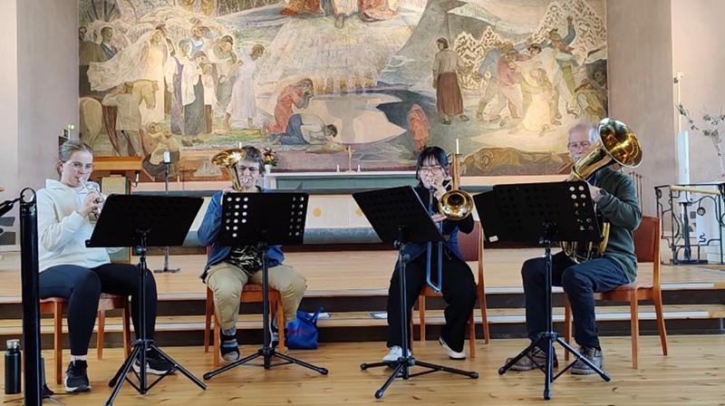 教会で演奏している写真