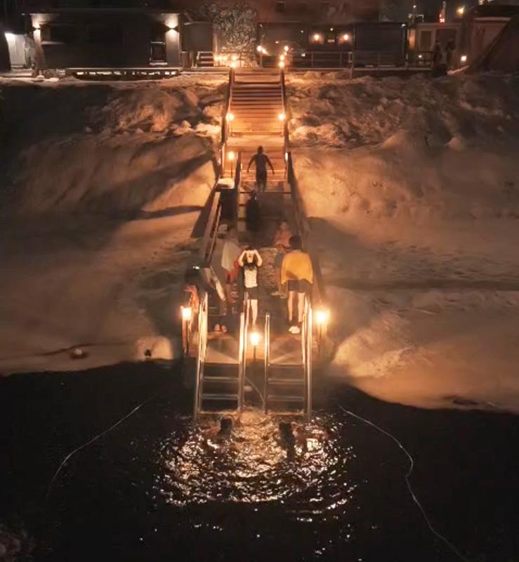 私と友人が川に浸かっている写真