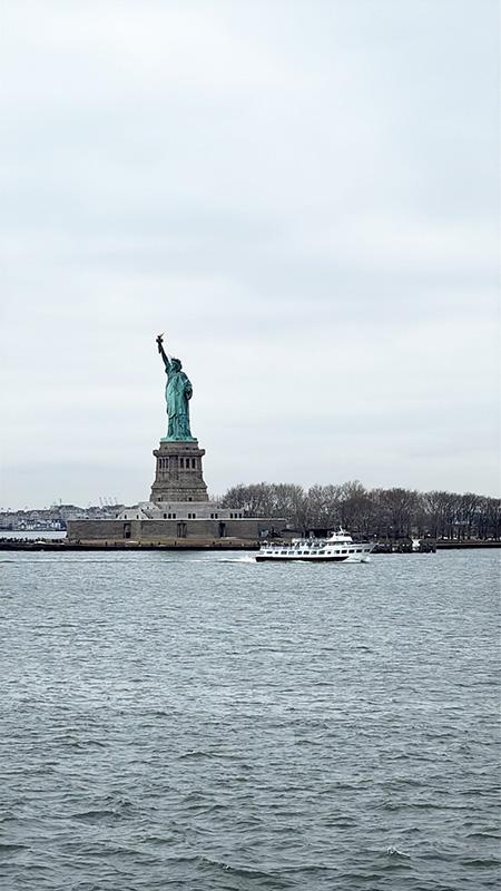 自由の女神とタイムズスクエア1