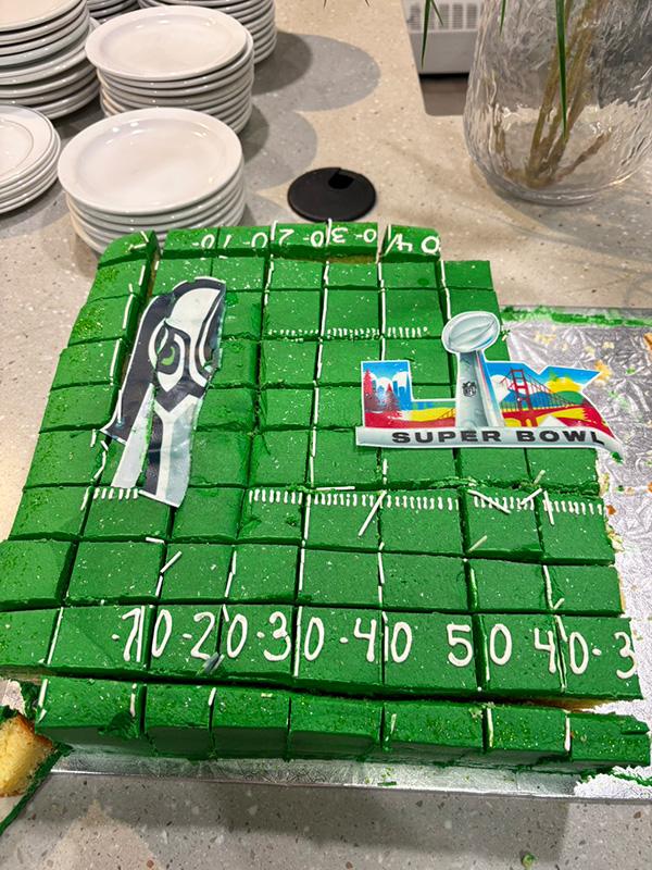 アメフトのフィールドをイメージしたケーキ